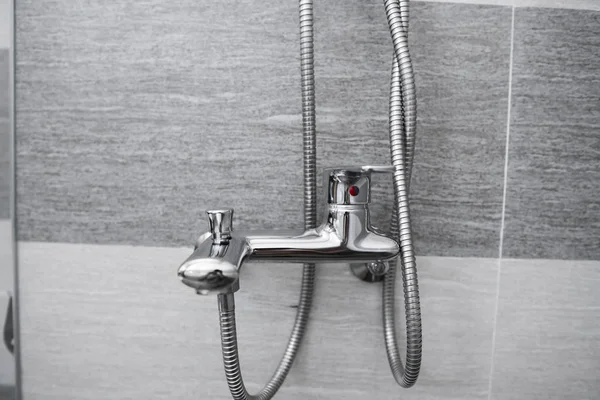 Modern tasarımcı banyoda banyo yapıyor. Krom duş, musluk banyoda, dekoratif seramik kaplı. Karıştırıcı soğuk sıcak su. — Stok fotoğraf