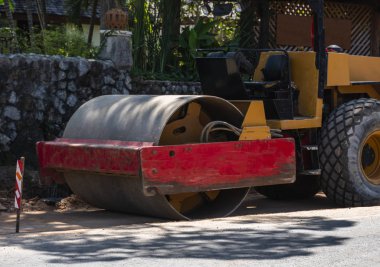 Yeni yol inşaatında çalışan iki yol silindiri. Otoyolda çalışan ağır iş makineleri. İnşaat malzemeleri. Yolun sıkıştırması.