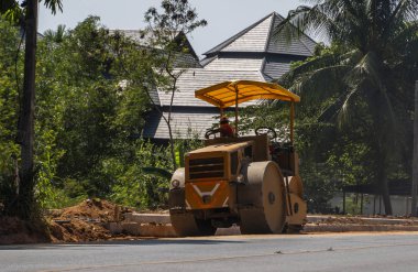 Yeni yol inşaatında çalışan yol silindirleri. Otoyolda çalışan ağır iş makineleri. İnşaat malzemeleri. Yolun sıkıştırması.