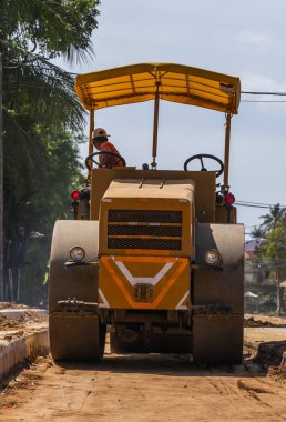 Yeni yol inşaatında çalışan yol silindirleri. Otoyolda çalışan ağır iş makineleri. İnşaat malzemeleri. Yolun sıkıştırması.