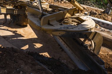 Yol inşaatında not verenlerin detayları üzerinde çalışıyor. Sınıf endüstriyel makine yeni yollar inşa ediyor. Otoyolda çalışan ağır iş makineleri. İnşaat malzemeleri. Yolun sıkıştırması.