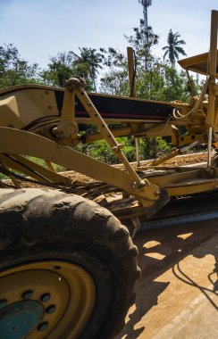 Yol inşaatında not verenlerin detayları üzerinde çalışıyor. Sınıf endüstriyel makine yeni yollar inşa ediyor. Otoyolda çalışan ağır iş makineleri. İnşaat malzemeleri. Yolun sıkıştırması.
