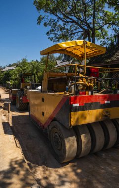 Yeni yol inşaatında çalışan yol silindirleri. Otoyolda çalışan ağır iş makineleri. İnşaat malzemeleri. Yolun sıkıştırması.