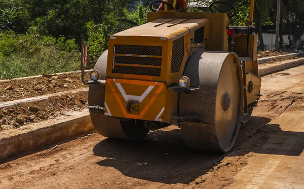 Road rollers working on the new roads construction site. Heavy duty machinery working on highway. Construction equipment. Compaction of the road. — Stock Photo, Image