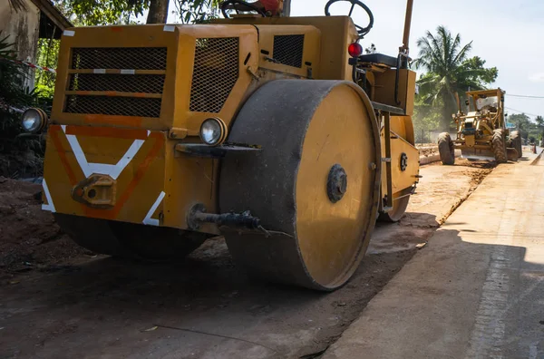 Rolos rodoviários trabalhando no novo canteiro de obras de estradas. Máquinas pesadas a trabalhar na auto-estrada. Equipamento de construção. Compactação da estrada . — Fotografia de Stock