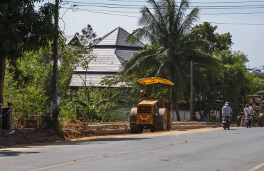 Tayland, Phuket - 12 Aralık 2018: Yeni yol inşaatında çalışan yol silindirleri. Otoyolda çalışan ağır iş makineleri. İnşaat malzemeleri. Yolun sıkıştırması.