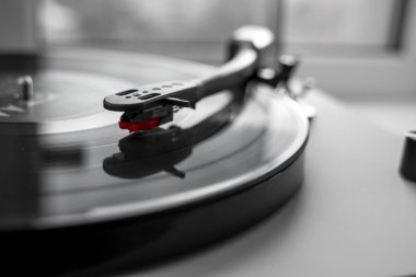 Beyaz arka planda vinil turntable. Vinil disk için ses donanımı.