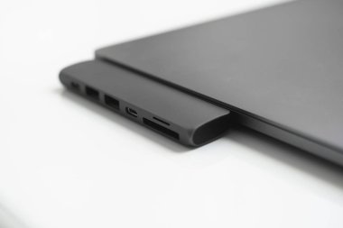 Laptop için C tipi konektörün altındaki Usb adaptörü. Çok farklı portları olan bir bilgisayar için çok portlu istasyon. Usb 'dan Usb Tip-C Hub Dönüştürücüsüne. Modern bir dizüstü bilgisayar kullanılacak araçlar.