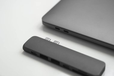 Laptop için C tipi konektörün altındaki Usb adaptörü. Çok farklı portları olan bir bilgisayar için çok portlu istasyon. Usb 'dan Usb Tip-C Hub Dönüştürücüsüne. Modern bir dizüstü bilgisayar kullanılacak araçlar.
