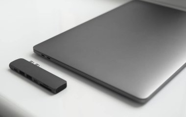 Laptop için C tipi konektörün altındaki Usb adaptörü. Çok farklı portları olan bir bilgisayar için çok portlu istasyon. Usb 'dan Usb Tip-C Hub Dönüştürücüsüne. Modern bir dizüstü bilgisayar kullanılacak araçlar.