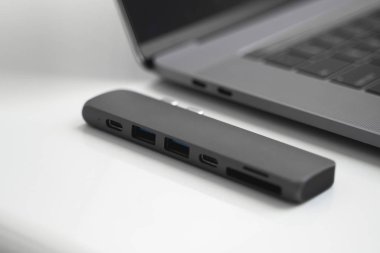 Laptop için C tipi konektörün altındaki Usb adaptörü. Çok farklı portları olan bir bilgisayar için çok portlu istasyon. Usb 'dan Usb Tip-C Hub Dönüştürücüsüne. Modern bir dizüstü bilgisayar kullanılacak araçlar.