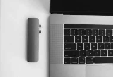 Laptop için C tipi konektörün altındaki Usb adaptörü. Çok farklı portları olan bir bilgisayar için çok portlu istasyon. Usb 'dan Usb Tip-C Hub Dönüştürücüsüne. Modern bir dizüstü bilgisayar kullanılacak araçlar.