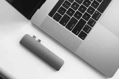 Laptop için C tipi konektörün altındaki Usb adaptörü. Çok farklı portları olan bir bilgisayar için çok portlu istasyon. Usb 'dan Usb Tip-C Hub Dönüştürücüsüne. Modern bir dizüstü bilgisayar kullanılacak araçlar.