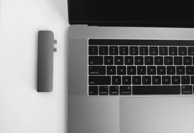 Laptop için C tipi konektörün altındaki Usb adaptörü. Çok farklı portları olan bir bilgisayar için çok portlu istasyon. Usb 'dan Usb Tip-C Hub Dönüştürücüsüne. Modern bir dizüstü bilgisayar kullanılacak araçlar.