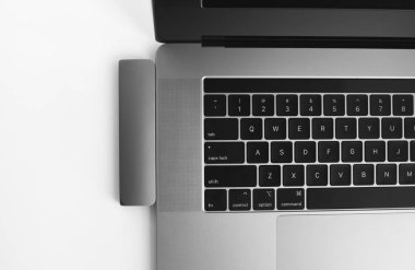 Laptop için C tipi konektörün altındaki Usb adaptörü. Çok farklı portları olan bir bilgisayar için çok portlu istasyon. Usb 'dan Usb Tip-C Hub Dönüştürücüsüne. Modern bir dizüstü bilgisayar kullanılacak araçlar.