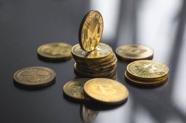 Bir yığın altın Monero bitcoin madeni para ve masanın üzerinde bir sürü bitcoin para. Sanal kripto para birimi kavramı. Sanal para madenciliği çevrimiçi işyeri. Bitcoin ticareti.