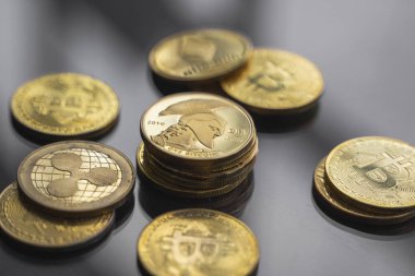 Bir yığın altın Titan bitcoin madeni para ve bir masa üzerinde bir sürü bitcoin. Sanal kripto para birimi kavramı. Sanal para madenciliği çevrimiçi işyeri. Bitcoin ticareti.