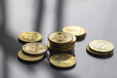 Bir yığın altın Dash bitcoin madeni para ve masada bir sürü bitcoin var. Sanal kripto para birimi kavramı. Sanal para madenciliği çevrimiçi işyeri. Bitcoin ticareti.
