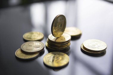 Bir yığın altın Dash bitcoin madeni para ve masada bir sürü bitcoin var. Sanal kripto para birimi kavramı. Sanal para madenciliği çevrimiçi işyeri. Bitcoin ticareti.