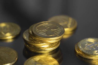 Bir yığın altın dalgalı bitcoin madeni para ve masada bir sürü bitcoin var. Sanal kripto para birimi kavramı. Sanal para madenciliği çevrimiçi işyeri. Bitcoin ticareti.