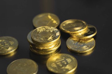 Bir yığın altın Monero bitcoin madeni para ve masanın üzerinde bir sürü bitcoin para. Sanal kripto para birimi kavramı. Sanal para madenciliği çevrimiçi işyeri. Bitcoin ticareti.