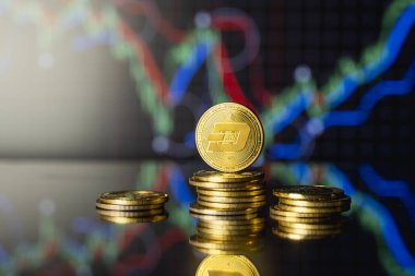 Bitcoinler ve sanal para konsepti. Şifreleme para biriminin büyüyen ve düşen değerinin grafiğiyle bir yığın madeni paranın üzerinde altın çizgi. Madencilik ya da engelleme teknolojisi.