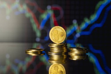 Dalgalı para ve sanal para konsepti. Şifreleme para biriminin büyüyen ve azalan değerinin grafiğiyle bir yığın madeni para üzerinde altın dalgalanması. Madencilik ya da engelleme teknolojisi.