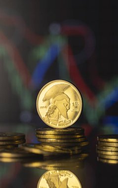 Titan bitcoin ve sanal para konsepti. Altın Titan, kripto para biriminin büyüyen ve azalan değerinin grafiğiyle bir yığın madeni paranın üzerinde. Madencilik ya da engelleme teknolojisi.