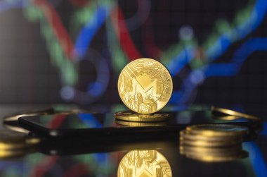 Monero ve sanal para kavramı. Altın monero bitcoins bir yığın madeni para üzerinde büyüyen ve düşen kripto para değerleri. Madencilik ya da engelleme teknolojisi.