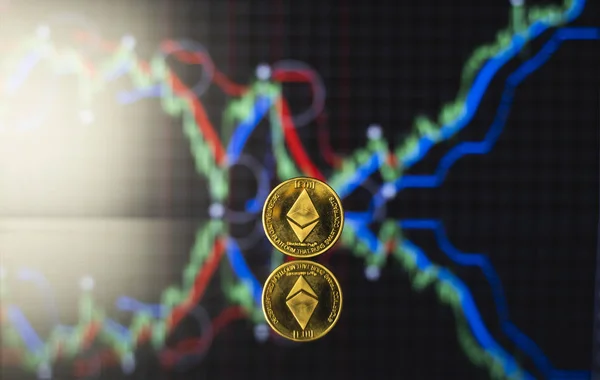Bitcoin és virtuális pénz koncepció. Arany Ethereum diagram növekvő és csökkenő értéke egy cryptocurrency. Bányászati vagy blokklánc technológia. Bitcoinok bányászata online üzletágakban. Kereskedés. — Stock Fotó