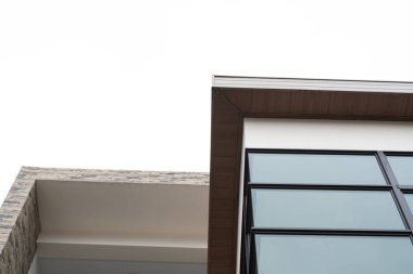 Modern apartmanların pencereleri bulutlu bir günde dış cepheler.