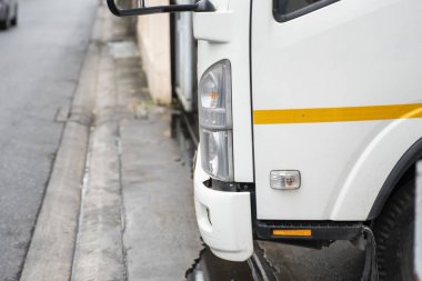 Mal ve ürün teslimatı için beyaz kamyonun ayrıntıları. Ulaşım ve Lojistik.