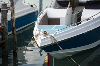 Asya 'daki deniz limanında güzel beyaz modern yatlar..