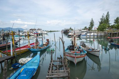 Tayland, Samui - 20 Aralık 2019: Samui adasındaki yerel balıkçıların rıhtımı.