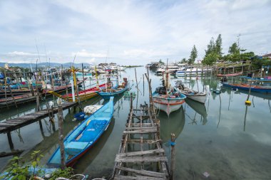 Tayland, Samui - 20 Aralık 2019: Samui adasındaki yerel balıkçıların rıhtımı.