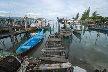 Tayland, Samui - 20 Aralık 2019: Samui adasındaki yerel balıkçıların rıhtımı.