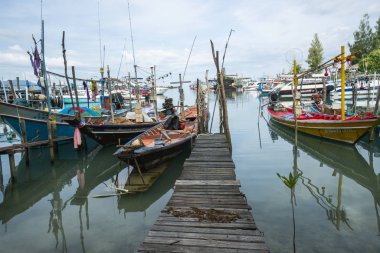 Tayland, Samui - 20 Aralık 2019: Samui adasındaki yerel balıkçıların rıhtımı.