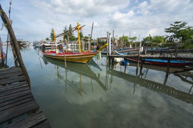 Tayland, Samui - 20 Aralık 2019: Samui adasındaki yerel balıkçıların rıhtımı.