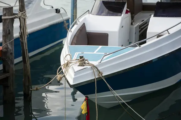 Asya 'daki deniz limanında güzel beyaz modern yatlar..
