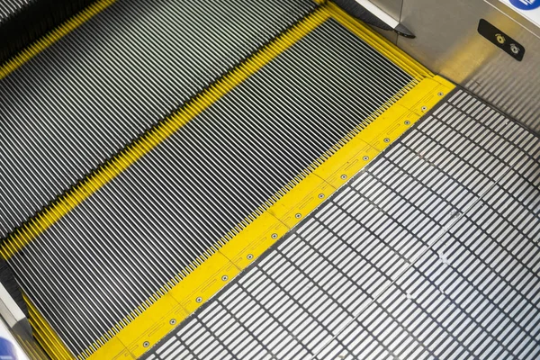 노란 띠로 에스컬레이터에 있는 더러운 계단들. — 스톡 사진