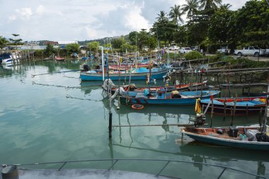 Tayland, Samui - 20 Aralık 2019: Samui adasındaki yerel balıkçıların rıhtımı.