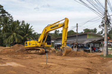 Tayland, Bangkok - 20 Ocak 2019: Mavi gökyüzüne karşı bir inşaat alanında sarı kazıcı. Ağır sanayi.