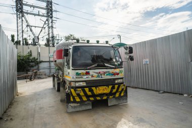 Tayland, Bangkok - 20 Ocak 2019: inşaat alanında ağır beton kamyon. Bir sanayi bölgesinde beton karıştırma kamyonları.