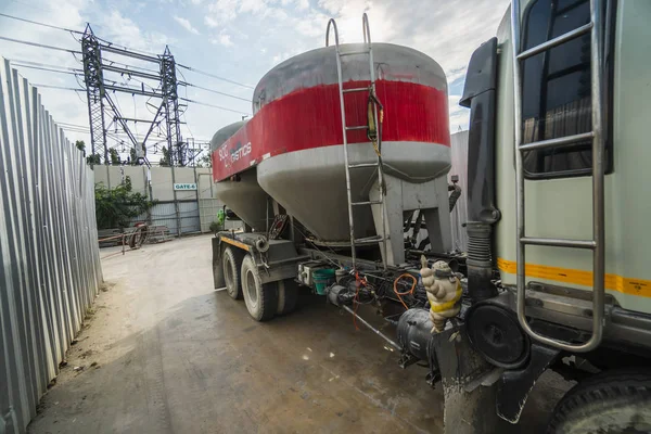 Thailand, Bangkok - 20 januari 2019: Zware betonnen vrachtwagen op bouwplaats. Concrete mengwagens op een industrieterrein. — Stockfoto
