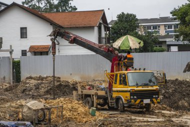 İnşaatın temelleri için sondaj kulesi. İnşaat işi. Toprağın altında sondaj yapıyorduk. İnşaat sırasında sondaj kulesiyle yerdeki sıkıcı delikler..