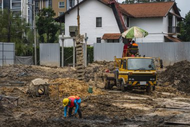 İnşaatın temelleri için sondaj kulesi. İnşaat işi. Toprağın altında sondaj yapıyorduk. İnşaat sırasında sondaj kulesiyle yerdeki sıkıcı delikler..