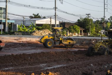 Titreşimli asma ayaklı toprak sıkıştırıcı. Otoyol inşaatında çalışan ağır iş makineleri. Toprak sıkıştırma aracı. Yol yapım ekipmanları. Paving. Yolun sıkıştırması.