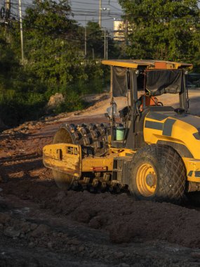 Titreşimli asma ayaklı toprak sıkıştırıcı. Otoyol inşaatında çalışan ağır iş makineleri. Toprak sıkıştırma aracı. Yol yapım ekipmanları. Paving. Yolun sıkıştırması.