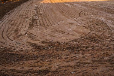 Toprak sıkıştırıcı üstüne toprak. Paving. Yolun sıkıştırması.