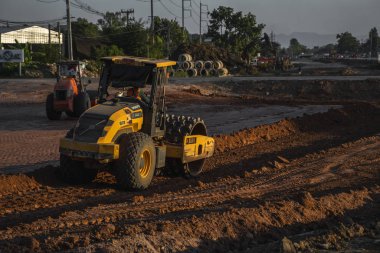 Vietnam, Ho Chi Minh - 15 Mayıs 2019: titreşimli asma ayaklı toprak sıkıştırıcı. Otoyol inşaatında çalışan ağır iş makineleri. Toprak sıkıştırma aracı.